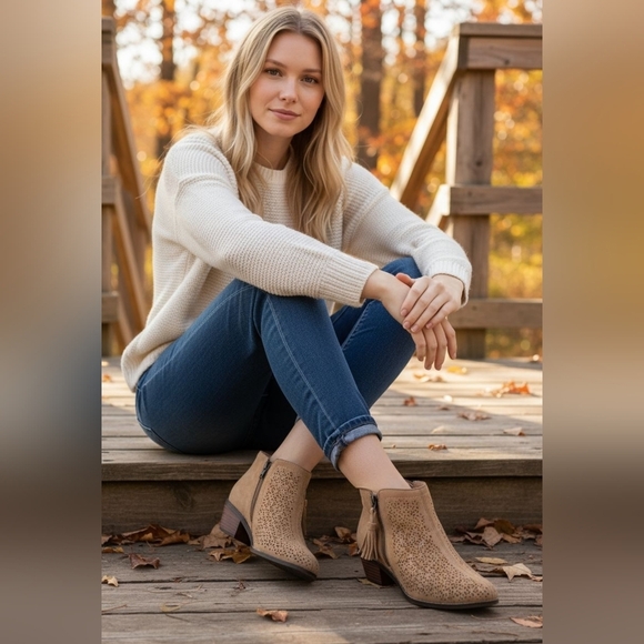 Vionic Perforated  Suede Tan Boot Size 9.5 - Picture 1 of 7